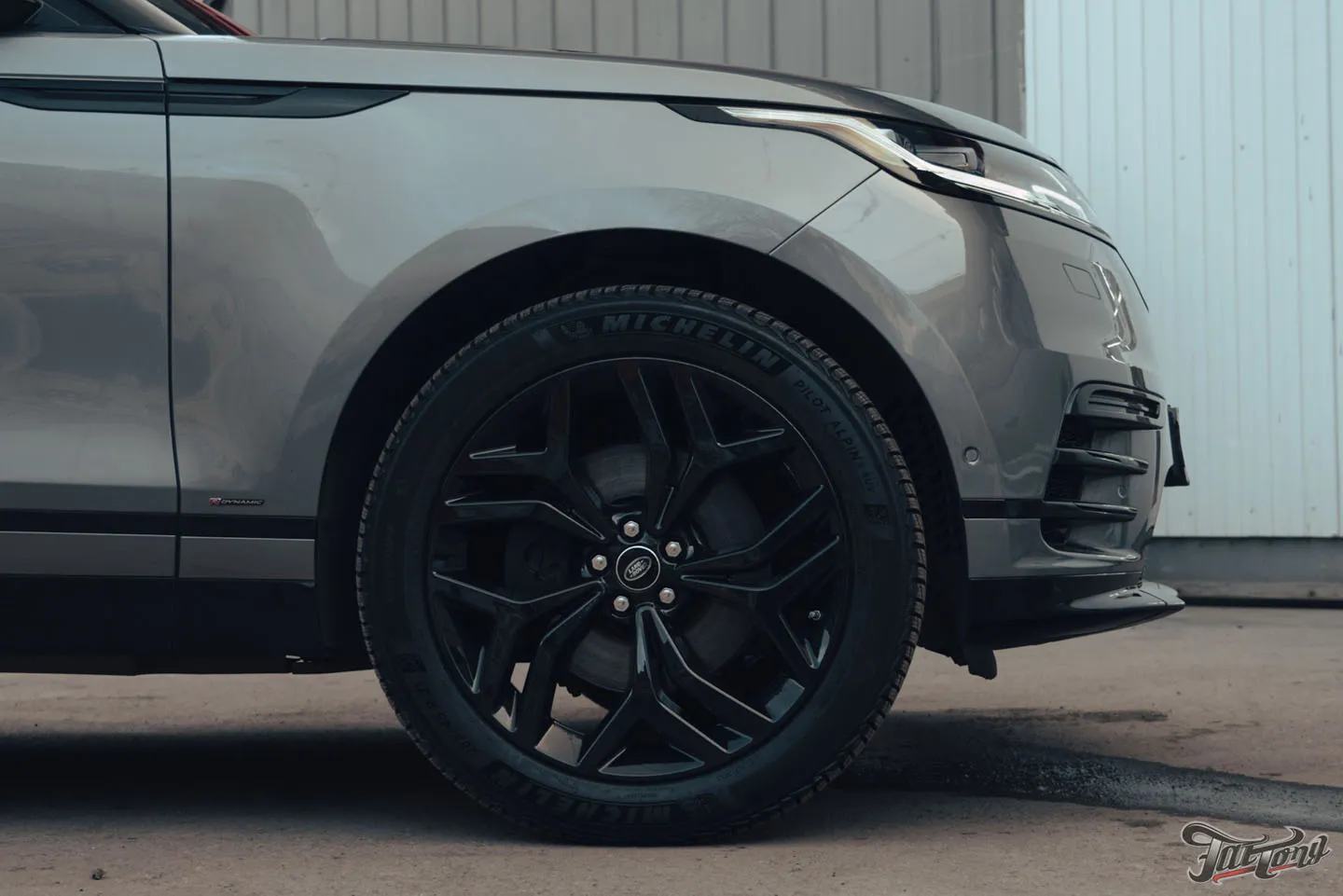 Окрас дисков, суппортов и насадок выхлопа на Range Rover Velar